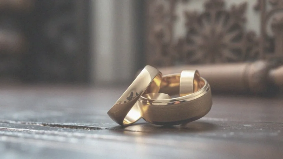 Jak różne próby złota wpływają na wagę obrączek?