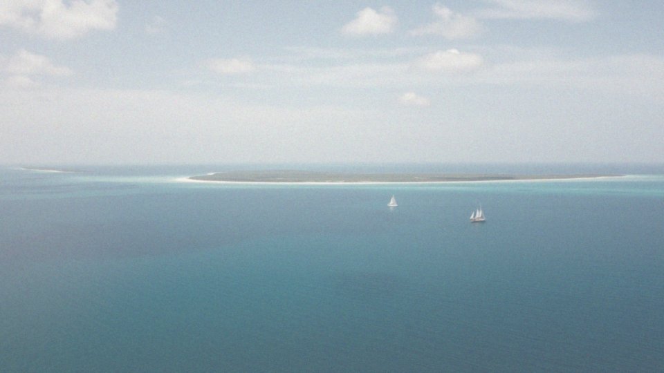Jakie jest położenie Zanzibaru w stosunku do Tanzanii?