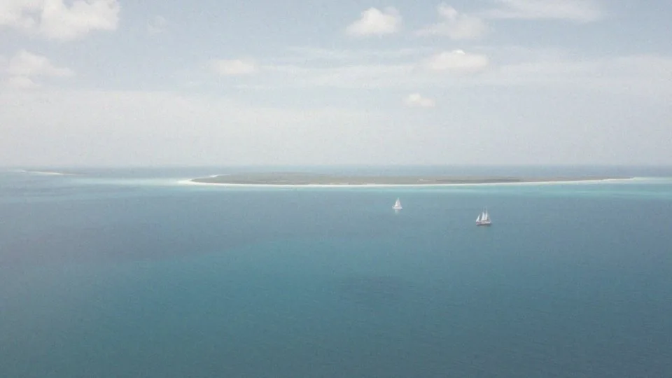 Jakie jest położenie Zanzibaru w stosunku do Tanzanii?